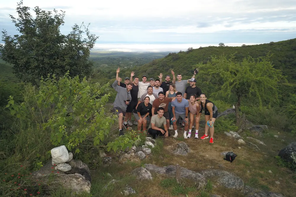 El grupo entero de un retiro Focus, arriba del cerro