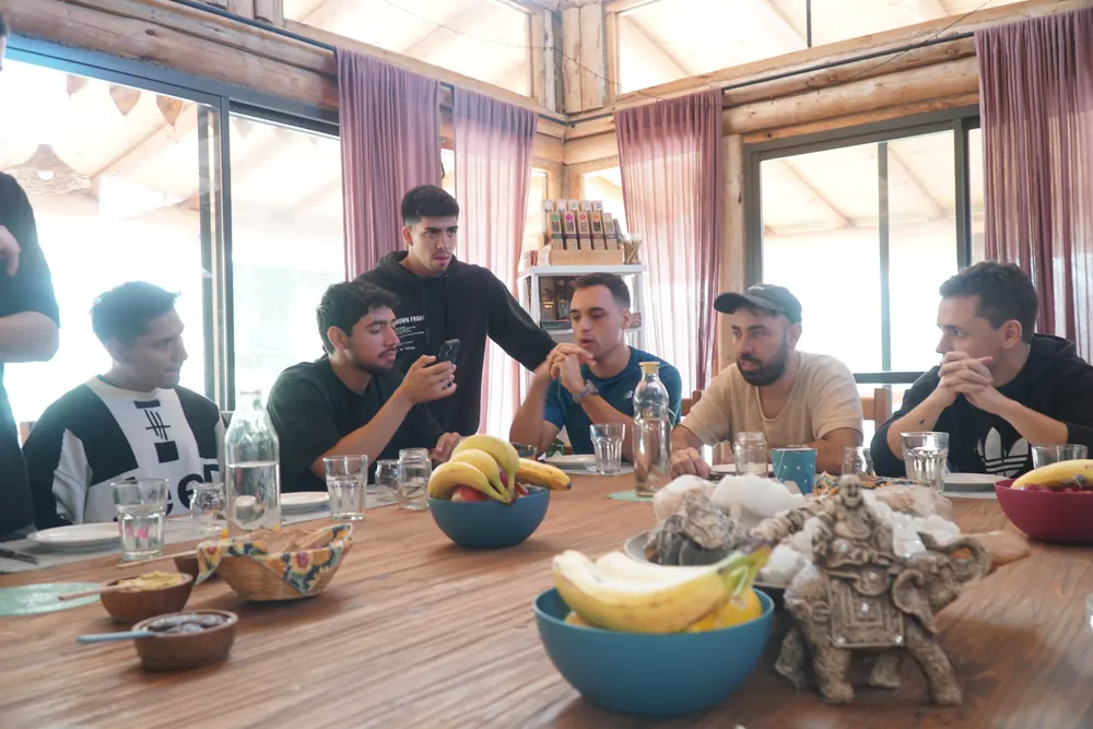La mesa larga de un retiro Focus, todos comiendo juntos
